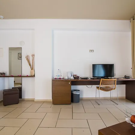 Antinea & Hotel Kamari (Santorini)