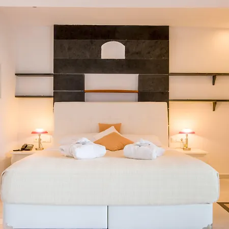 Antinea & Hotel Kamari (Santorini)