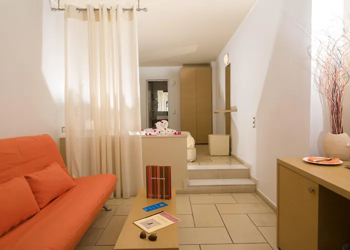 Antinea & Otel Kamári