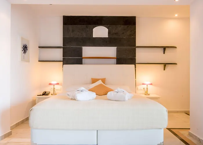 Antinea & Otel Kamári