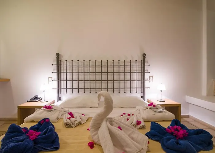 Antinea & Otel Kamári