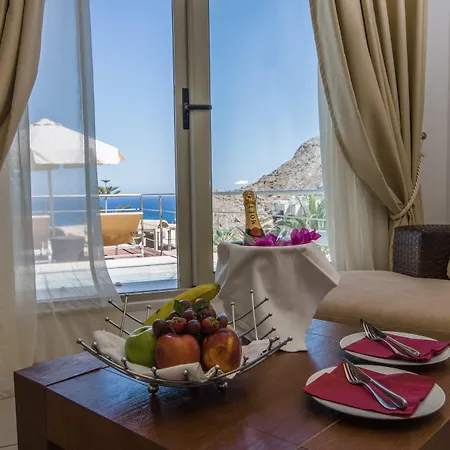 Antinea & 4* Kamári