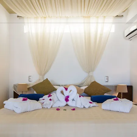 Antinea & 4* Kamári