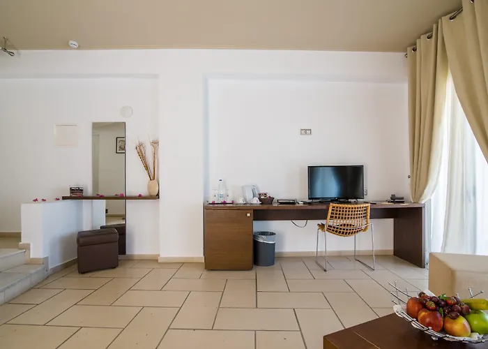 Antinea & Hotel Kamari (Santorini)