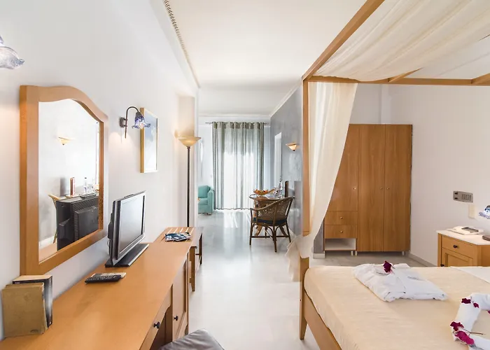 Antinea & Hotel Kamari (Santorini)