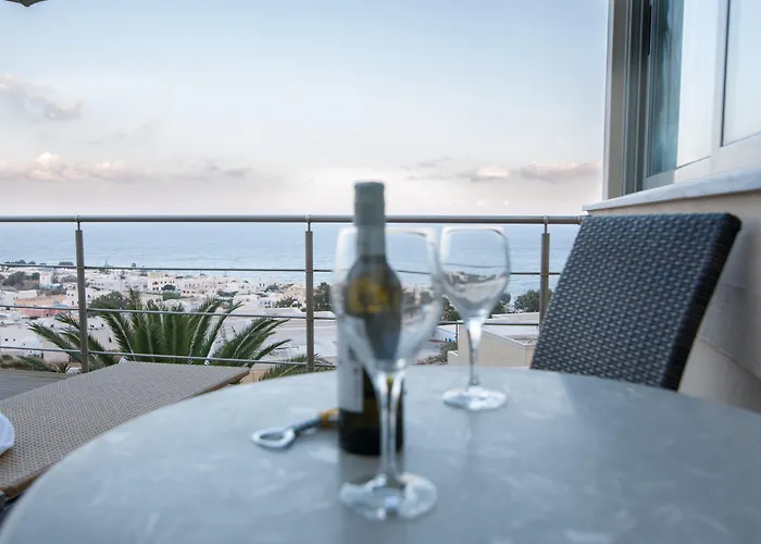 Antinea & Hotel Kamari (Santorini)