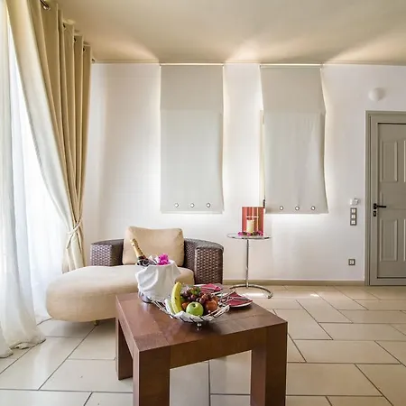 Antinea & Hotel Kamari (Santorini)