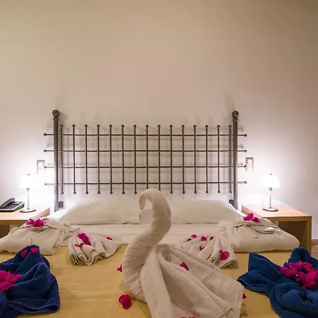 Antinea & Hotell Kamári