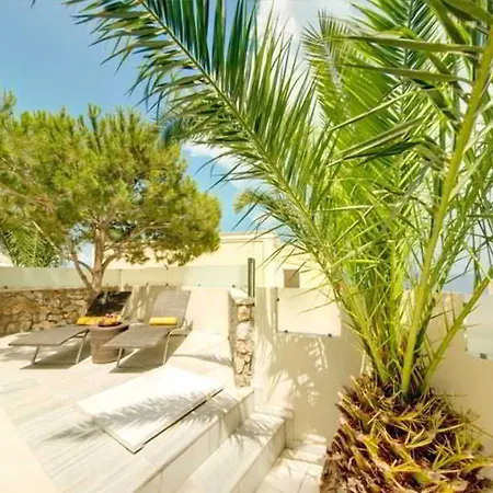 Antinea & Hotel Kamari (Santorini)